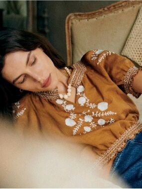 2, 34 (0, 32) NWT Sezane Embroidered Ochre Marru Peasant Top. FEMININE GORGEOUS